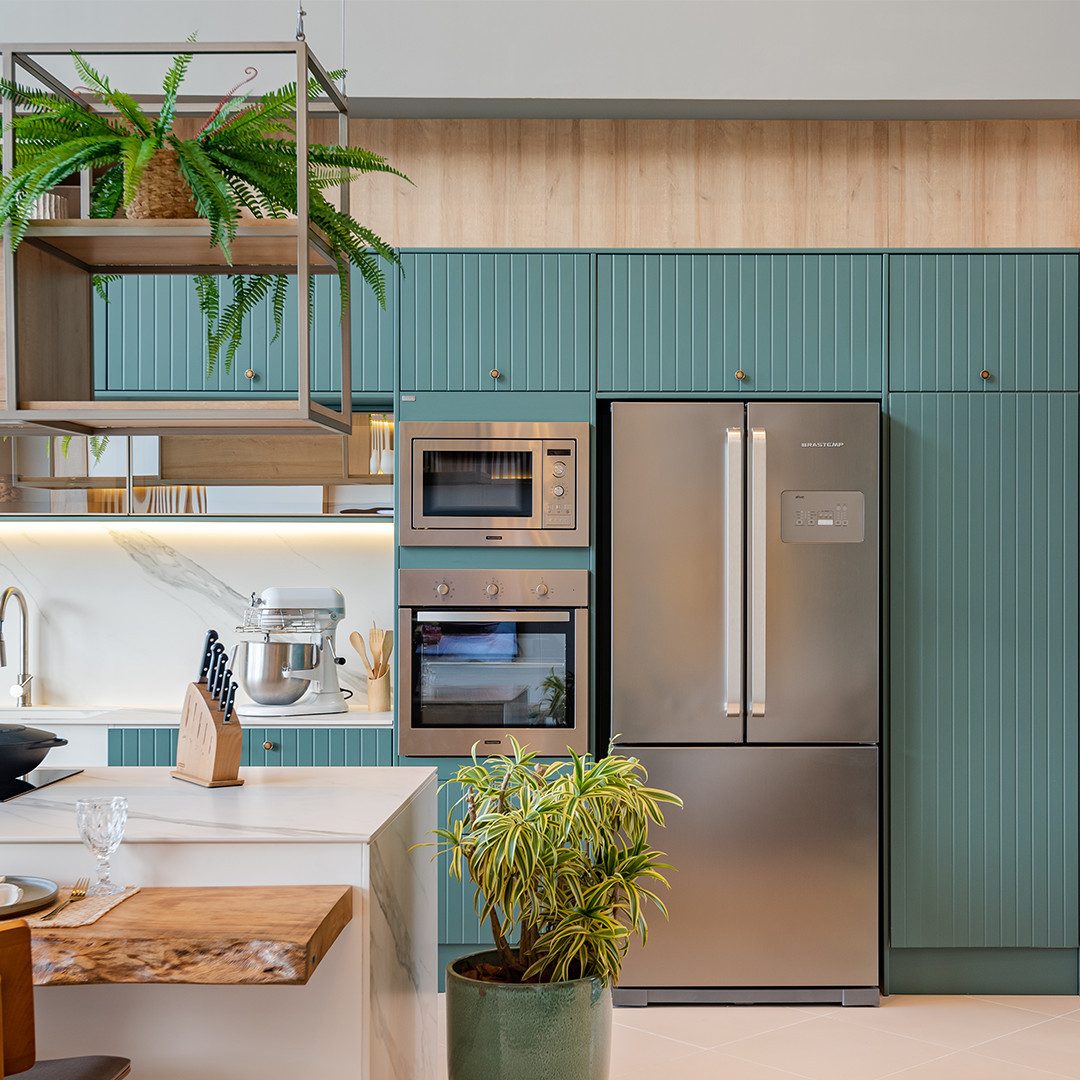 Os painéis de Padrão Nórdico destacam as frentes de lambri pintadas em Laca Verde Cria Colors, fazendo com que o espaço inspire contemporaneidade, refletindo personalidade e elegância.
